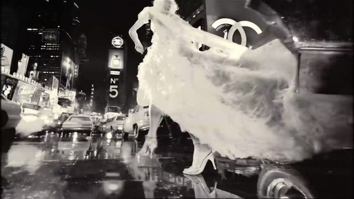 nicole kidman wearing the dress from her chanel nº5 campaign in 2004, iconic