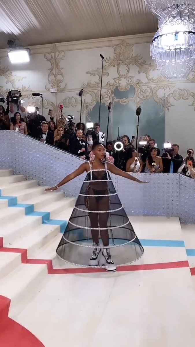 Wait for it…and then wait for it again…and then wait for it again 💥💥💥 Janelle Monáe👽🚆🤖🚀🪐 stuns many times over on the #MetGala red carpet.