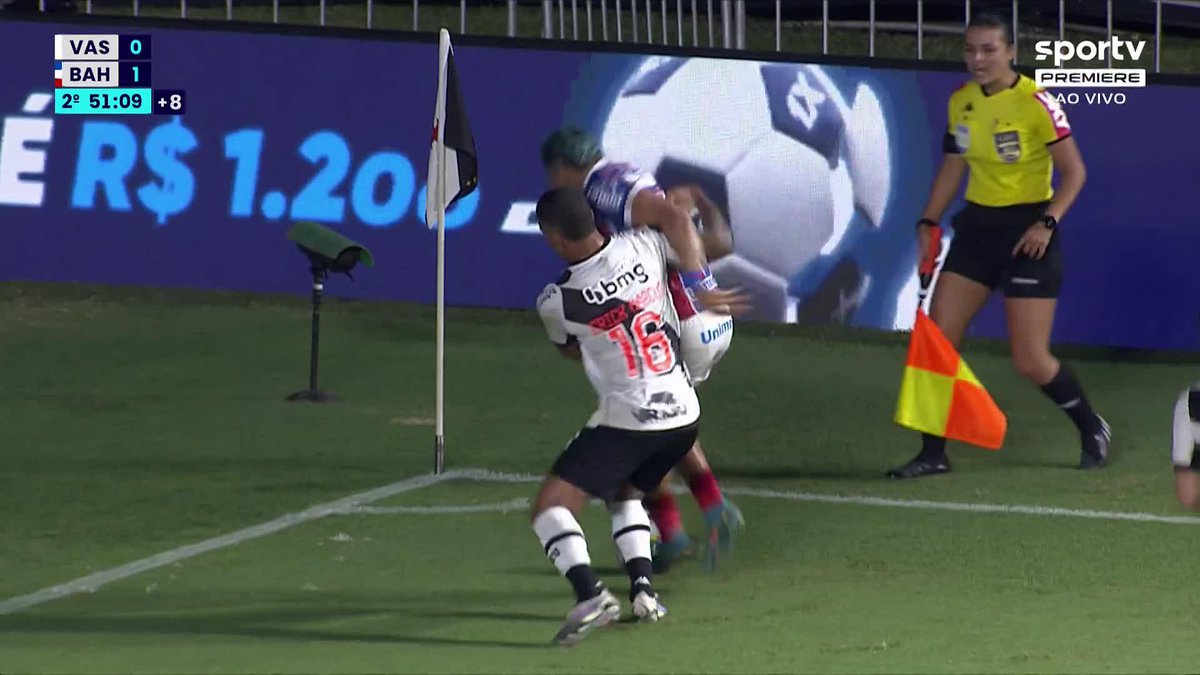 "Na bola, eu só quero bola, vai jogar, vai jogar, vai jogar... Eu só quero bola!" Bandeirinha é entusiasta do jogo limpo e incentivou os jogadores à beira do campo. Jacaré não gostou da marcação, gritou "A bola é nossa!", dando um soco no ar, e ganhou cartão amarelo #ge