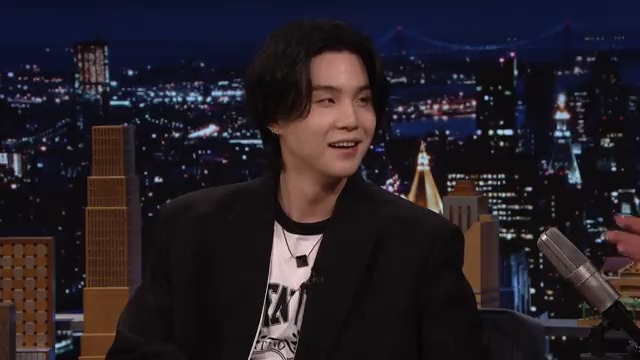 Imagine ordering delivery and 방탄소년단’s #SUGA shows up! 🤣 #SUGAonFallon