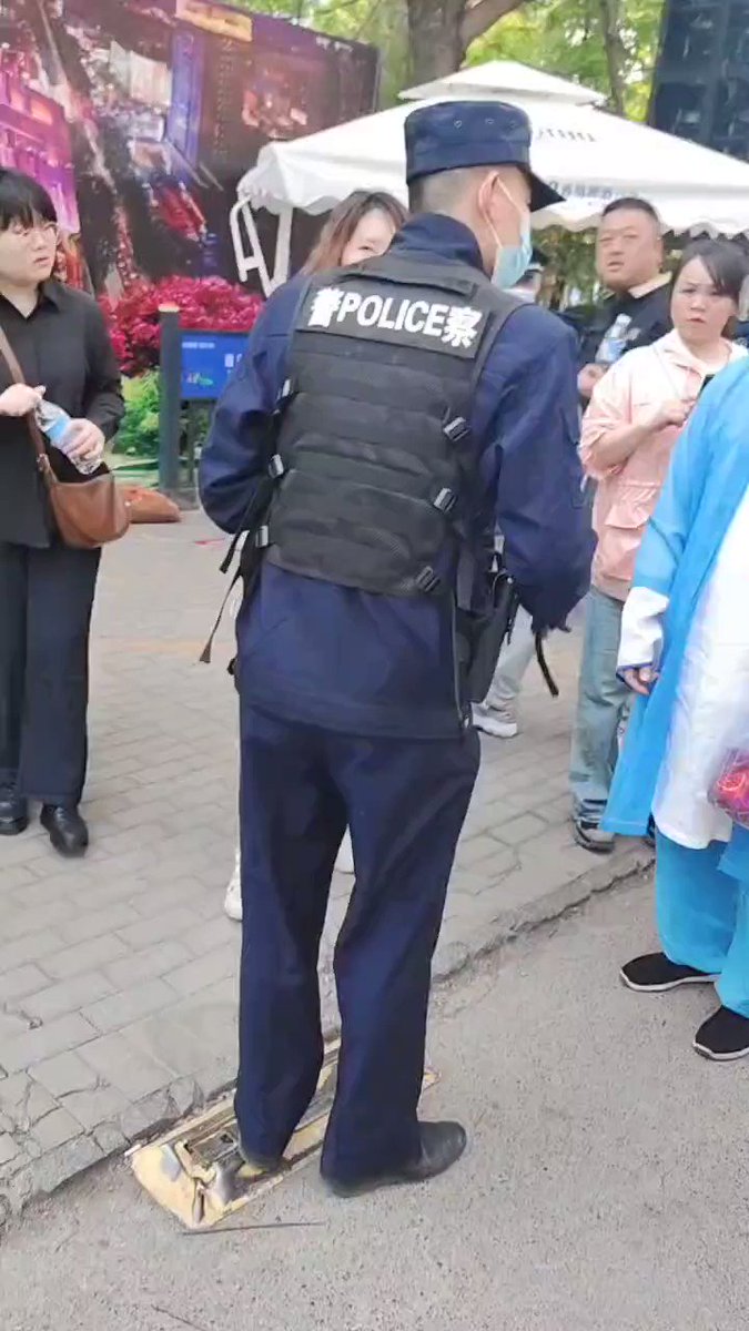 网友投稿 近日，网传山东淄博一男子穿道士服被警察拦在景区外。 警察表示“你不能穿成这样，我们领导说了。” 周围人解释这不是日本衣服，是道教衣服。