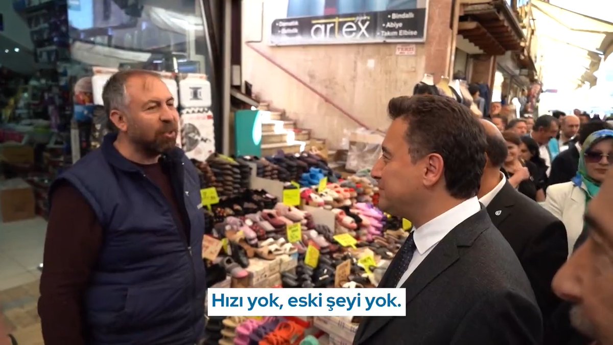 "Esnaf olarak zor durumdayız. Sizin zamanınızdaki çarşı değil şu anda."