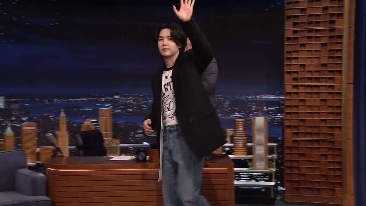 Now that’s how you make an entrance! 방탄소년단 #SUGA #SUGAonFallon