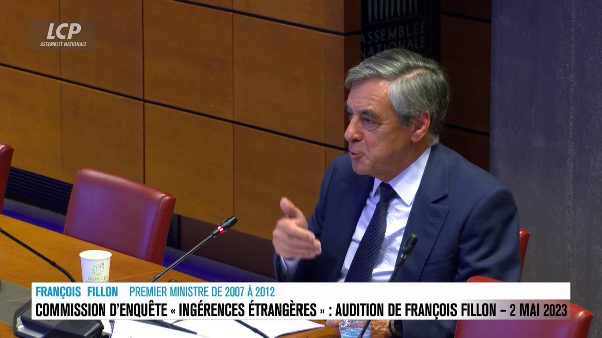 "Si j'ai envie de vendre des rillettes sur la place Rouge, je vendrai des rillettes sur la place Rouge", lance François Fillon. "Cette idée que parce que j'ai été Premier ministre, je n'ai plus le droit d'avoir quelque activité professionnelle que ce soit, n'est pas acceptable."