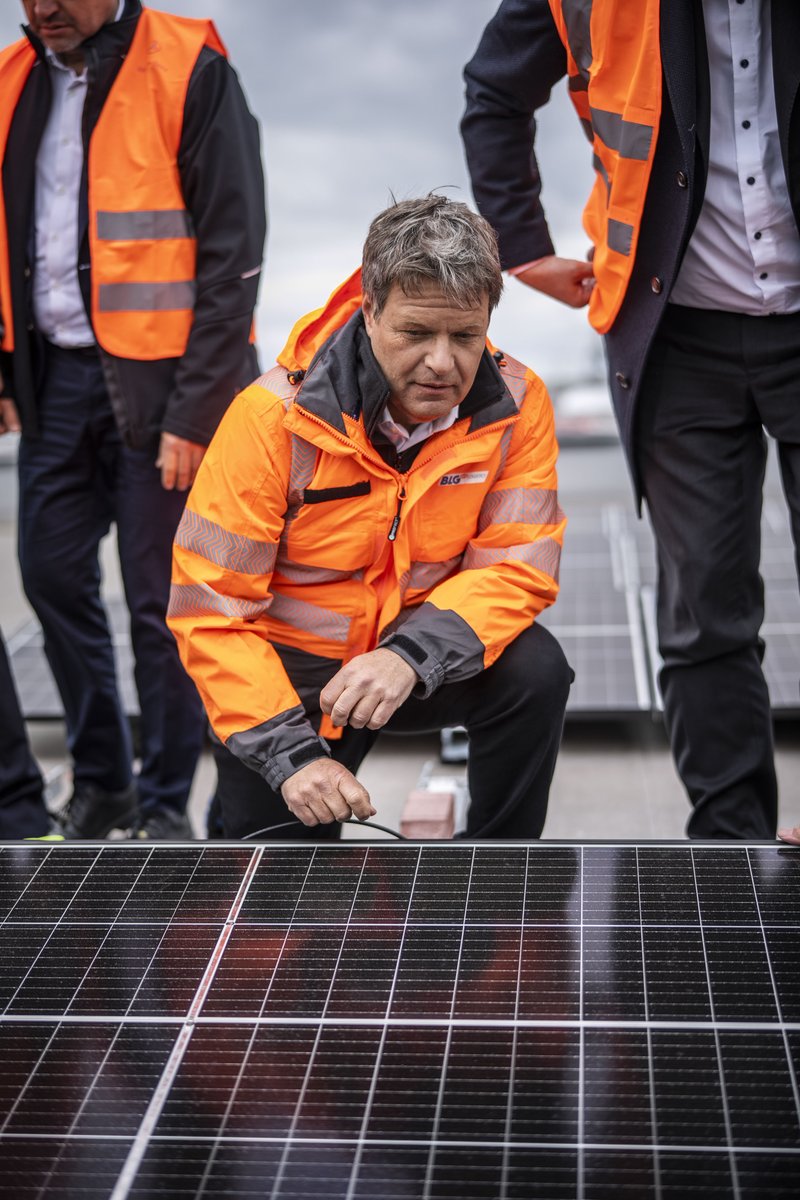 Bundesminister #Habeck zu Deutschlands größter zusammenhängender #Photovoltaik-Dachanlage auf dem Logistikzentrum „C3 Bremen“. #mehrdavon #Energiewechsel