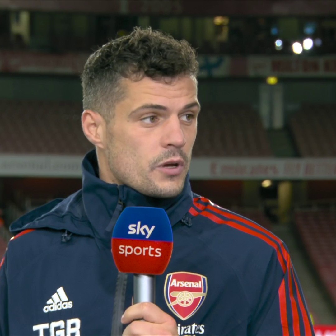 Xhaka: "I think it's still possible!" 👍 Vieira: "That's good!" 🤣