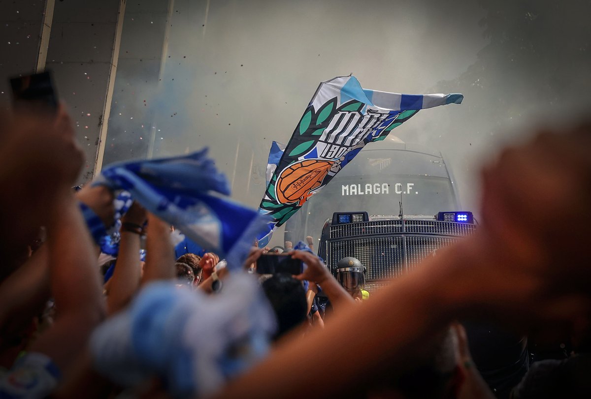 El #MálagaHuesca dejó imágenes imborrables en las retinas blanquiazules... 💙 José Tomás 💙 Pablo Puyol 💙 Charanga No Ni Ná 💙 Alberto Y, sobre todo, un recibimiento inolvidable 👏 🤍 ¡𝐆𝐑𝐀𝐂𝐈𝐀𝐒, 𝐀𝐅𝐈𝐂𝐈𝐎́𝐍! 💙 🔗 #CreerParaPoder