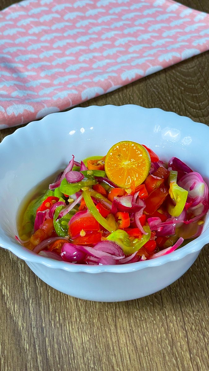 Ini dia resep sambal dabu-dabu. Sambal yang cocok untuk berbagai macam hidangan. Bahan: 10 buah bawang merah, iris 4 buah tomat hijau, iris 15 buah cabai rawit merah, iris 2 buah tomat merah, iris Garam sesuai selera 60 ml minyak kelapa 5 buah jeruk kunci, belah 2
