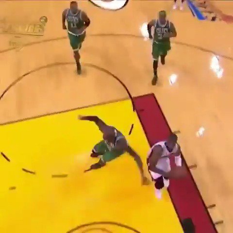 Un día como hoy pero de 2011, Dwyane Wade le hacía a Kevin Garnett uno de los euro-step más lindos de la historia.