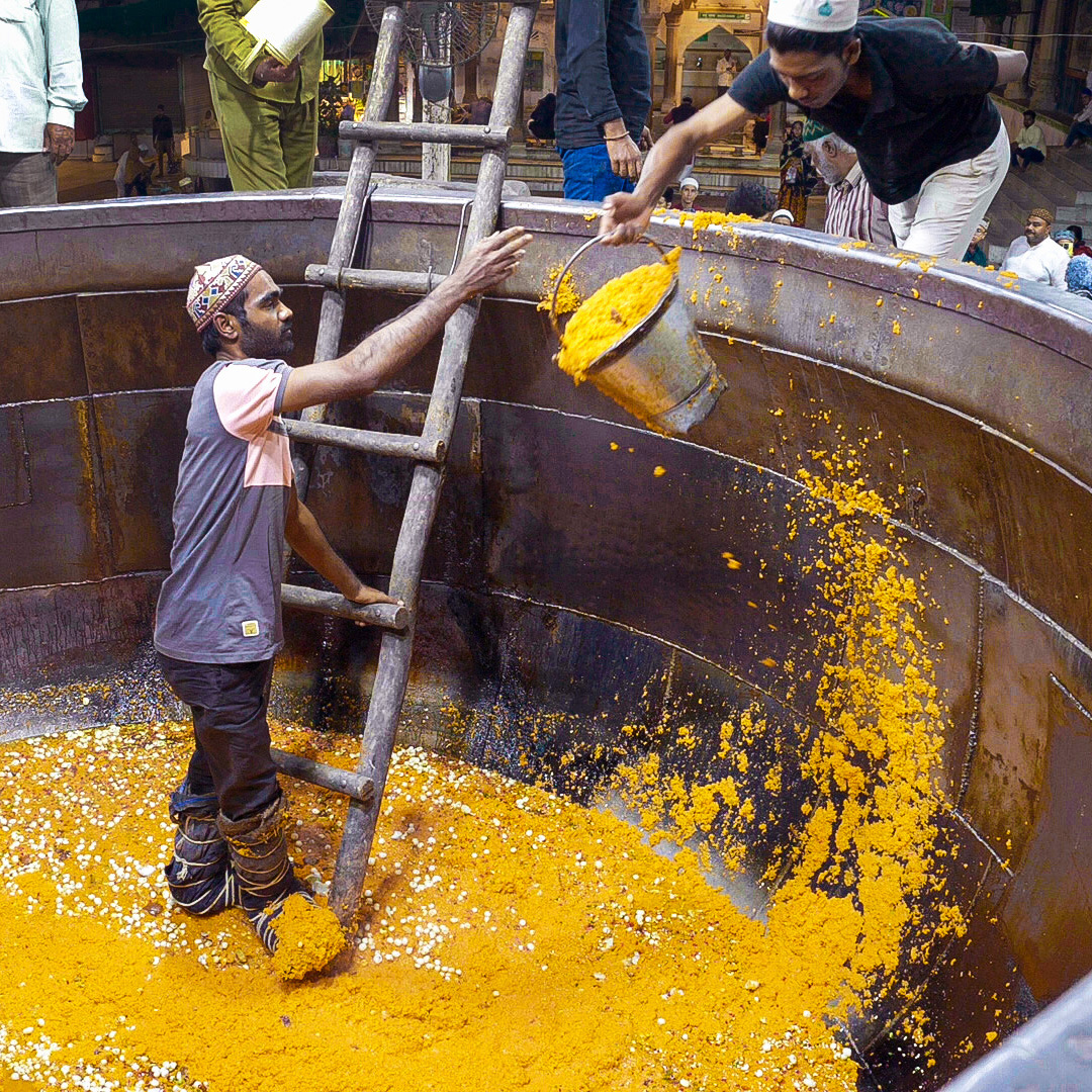 We visited the Ajmer Sharif Dargah in Rajasthan, India, to see how volunteers feed thousands of devotees every day. See how one of the world’s largest cauldrons — or degs — is used to cook such big batches. 👇