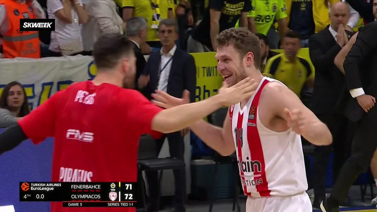 KOSTAS SLOUKAS FOR THE WIN ! 😱✅ Olympiacos B.C. x Kostas Sloukas 💎 #PurBasketball #SKWEEKlive