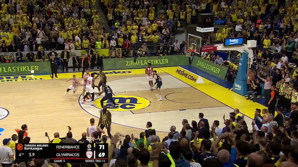 THAT JUST HAPPENED 🚨 Kostas Sloukas with the buzzer-beater for Olympiacos B.C. to take Game 3! WHAT an ending 🤯 #7DAYSMagicMoment