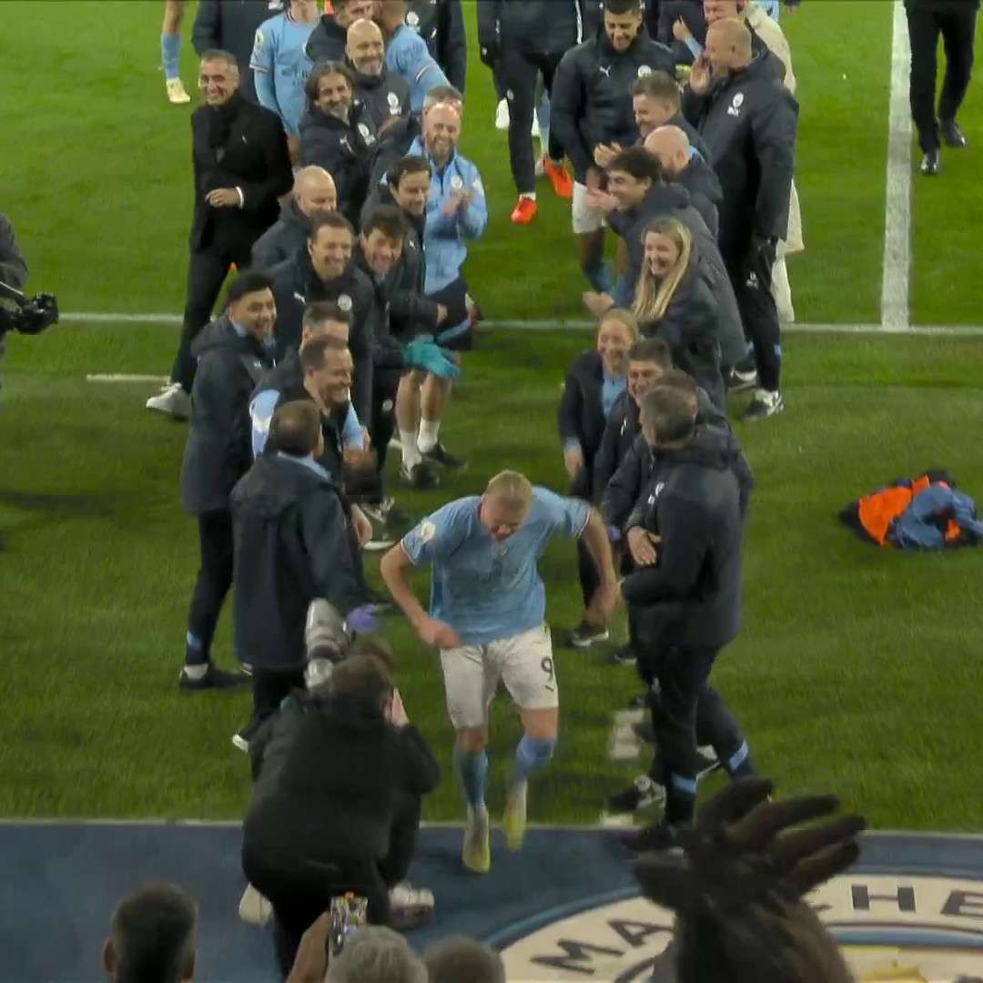 A guard of honour for the man of the moment ๐ ๐ Erling Haaland ๐