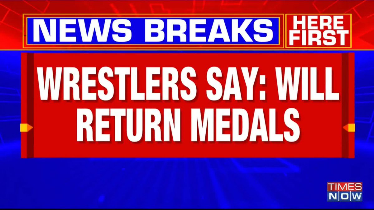 #BREAKING Protesting wrestlers refuse to budge, threaten to return their medals after a minor scuffle was reported between them & the Delhi police. Karishma Singh | Prathibha