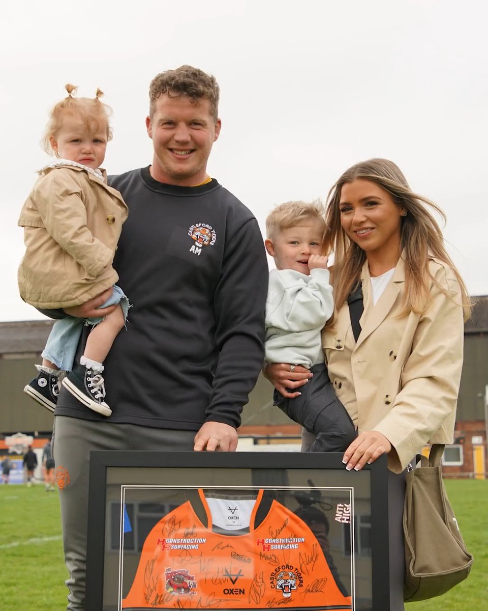 🙏 A special shirt presentation for Adz and his family ahead of today's Captain's Run @AdzMilner • #COYF