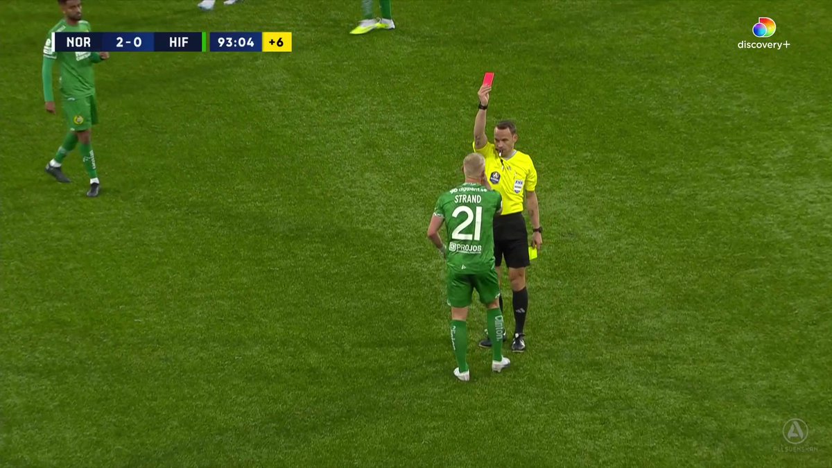 Hammarbys Simon Strand åker på ett rött kort i matchens slutskede 🟥