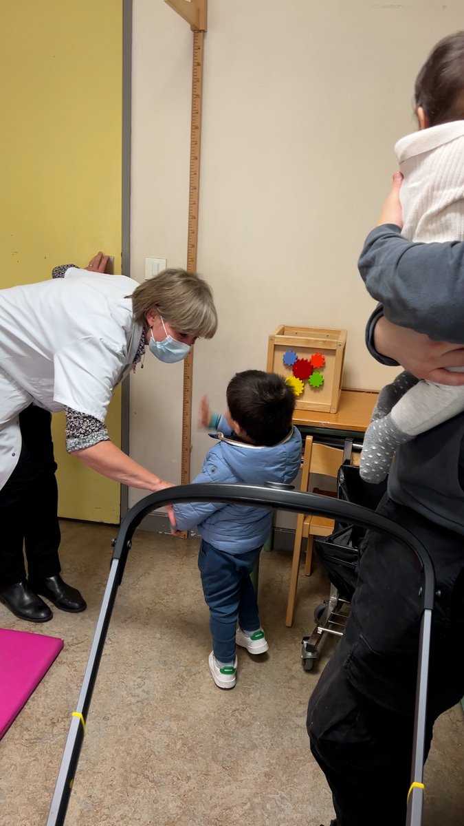 Des enfants accros aux écrans, qui passent leur temps à scroller sur le téléphone de leurs parents et qui ont de gros retards dans l'apprentissage du langage… Des cas comme ça, la pédiatre Sylvie Dieu Osika en reçoit de plus en plus. On l'a suivie pendant ses consultations.