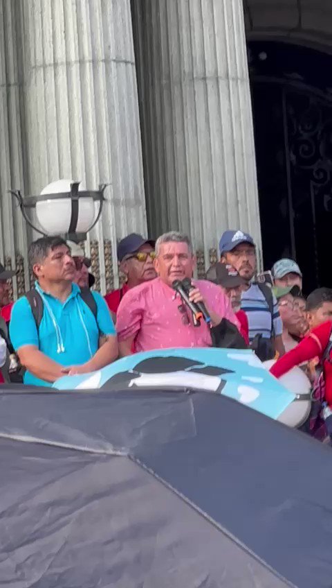 Se enojo Joviel porque fui a saludar a los maestros y ellos querian tomarse foto conmigo 😄