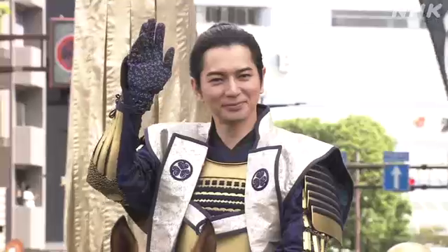 大河ドラマ「どうする家康」主演の松本潤さんなどが参加した浜松まつりの騎馬武者行列が5日午後、静岡県浜松市で行われました。 松本潤さんが馬にまたがり登場した「家康公騎馬武者行列」。浜松市の中心部のおよそ800メートルの区間を練り歩きました。 #nhk_video