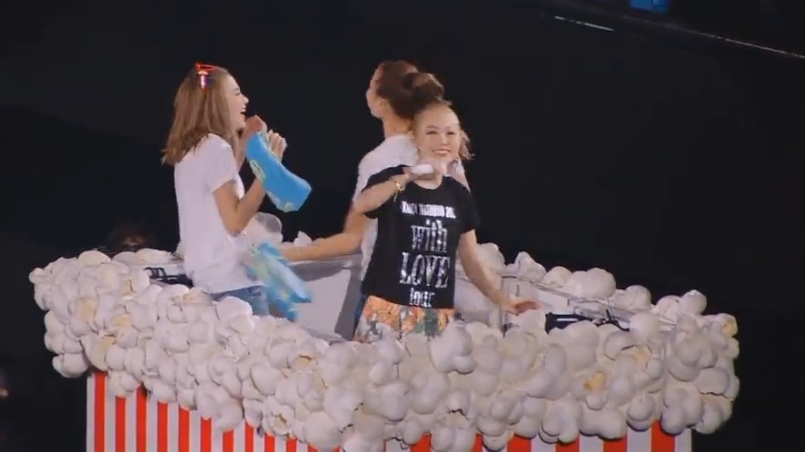 🍿🌟🍿🌟🍿🌟🍿 LOVE & JOY Live on "with LOVE tour" 🍿🌟🍿🌟🍿🌟🍿 本日はこの曲! 自分に自由になって LOVE & JOYなゴールデンウィークを🌟 #西野カナ #こどもの日 #GW #タオル回して盛りあがろう🎏 スタッフ