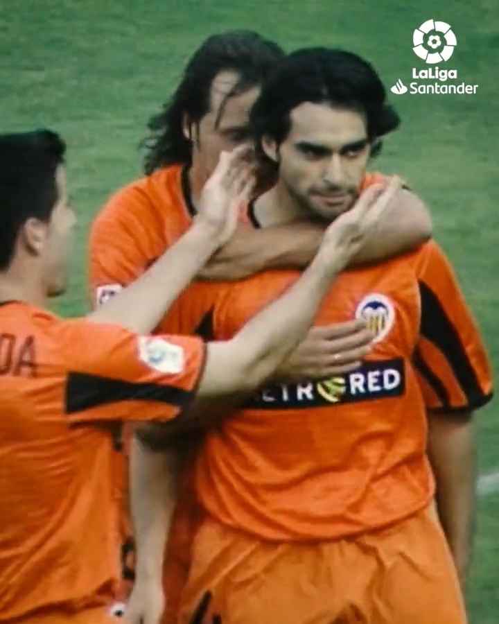 😍🦇 Y se desató la 𝐋𝐎𝐂𝐔𝐑𝐀 en el Valencia CF. 🏆 ¡#TalDíaComoHoy en 2⃣0⃣0⃣2⃣, el equipo 'ché' se proclamaba campeón de #LaLigaSantander! #LaLigaHistory