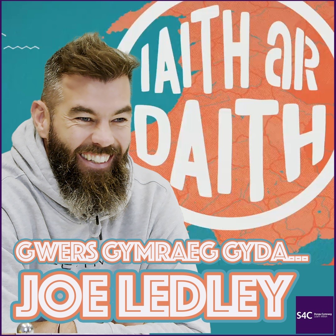 Mae Joe Ledley yn #dysgucymraeg! Mae'n ymarfer cyn mynd am antur yn y Gymraeg yn Iaith Ar Daith. Gwych Joe! 👏 Joe Ledley is learning Welsh! He practises before going on an adventure in Welsh in #IaithArDaith. Superb Joe! 👏 Iaith ar Daith | S4C 🏴 📆 Nos Sul | Sunday 🕗 8pm