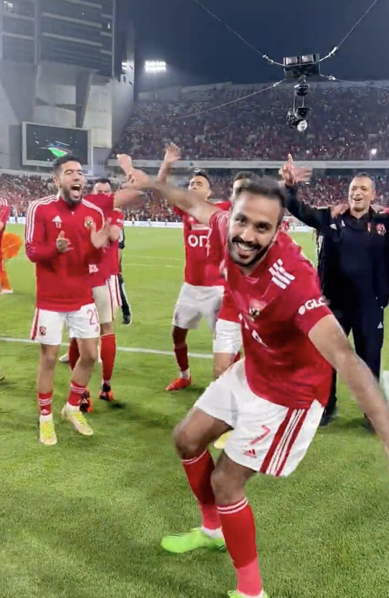 كعادته.. محمود #كهربا لاعب #الأهلي يحتفل على طريقته الخاصة بعد الفوز بالسوبر #كأس_السوبر_المصري #الأهلي_بيراميدز
