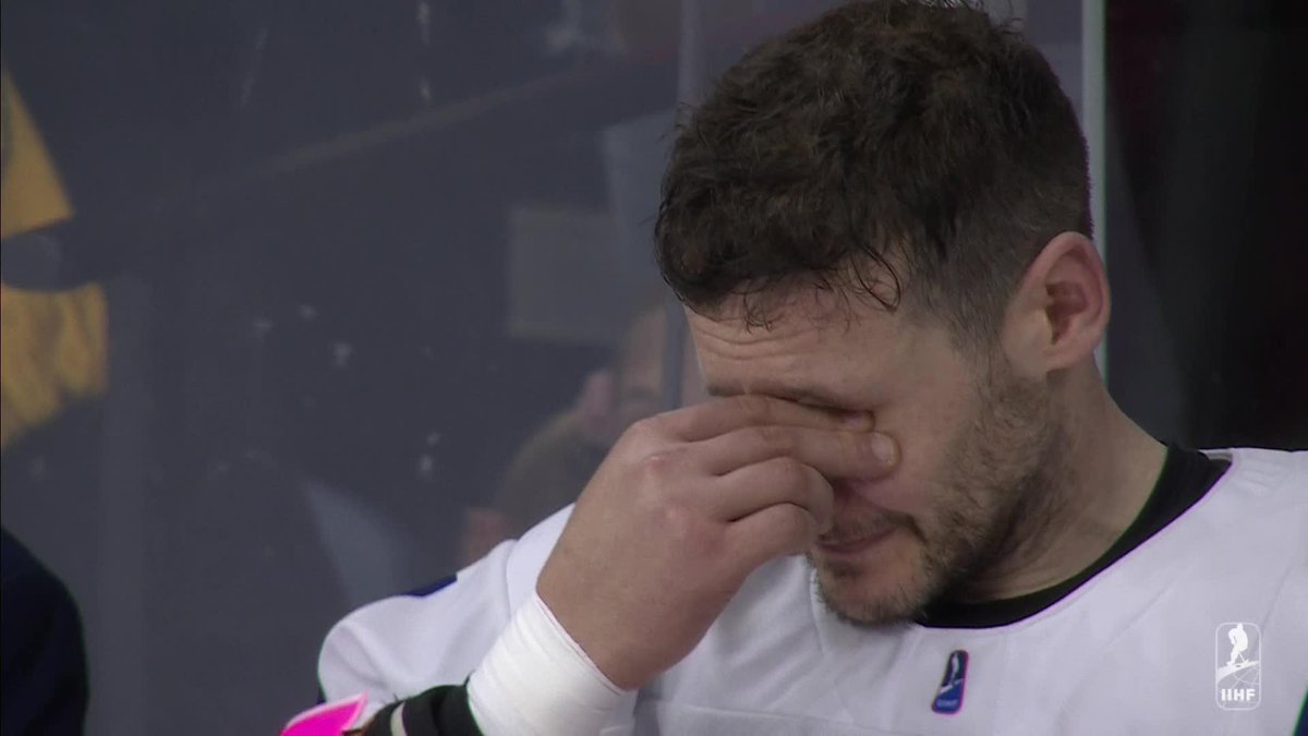 Thank you, Jono 👏 A special tribute as an emotional Jonathan Phillips bows out after his 116th Team GB Ice Hockey cap with a gold medal 🇬🇧🥇