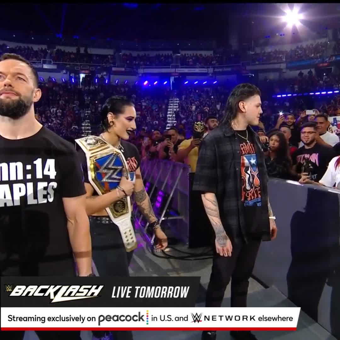 Are you kidding??? 😡😡😡 Dominik just tore up a fan's LWO shirt and threw it on the ground. NO respect! #SmackDown
