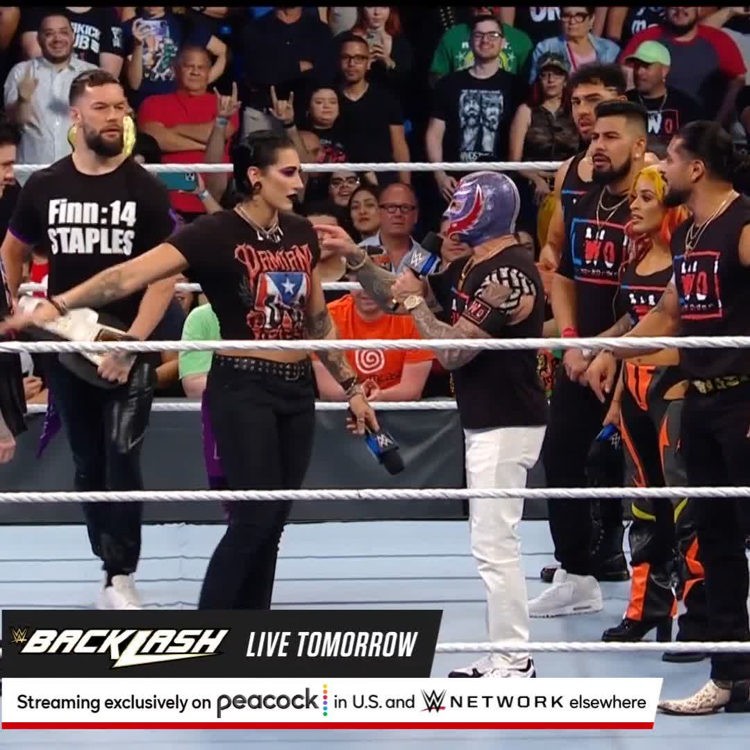 Puerto Rico is FIRED UP!!! 🔥 Are we going to see Dominik &amp; RheaRipley_WWE vs. ♛Rey Mysterio❔ &amp; ZV TONIGHT? 👀 #SmackDown