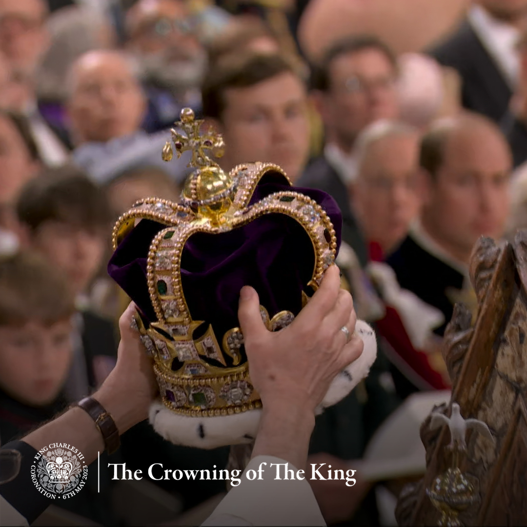 𝐓𝐡𝐞 𝐂𝐫𝐨𝐰𝐧𝐢𝐧𝐠 𝐨𝐟 𝐓𝐡𝐞 𝐊𝐢𝐧𝐠 The Archbishop of Canterbury places St Edward’s Crown on The King’s anointed head. The clergy, congregation and choir all cry ‘God Save The King’. #Coronation