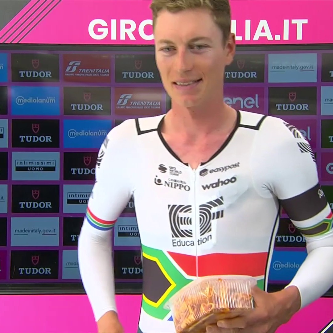 🍝 Pasta 🟰 𝒇𝒆𝒍𝒊𝒄𝒊𝒕𝒂̀ 😁 Stefan de Bod, feliz con su tupper de macarrones #Giro 🇮🇹 | #LaCasadelCiclismo