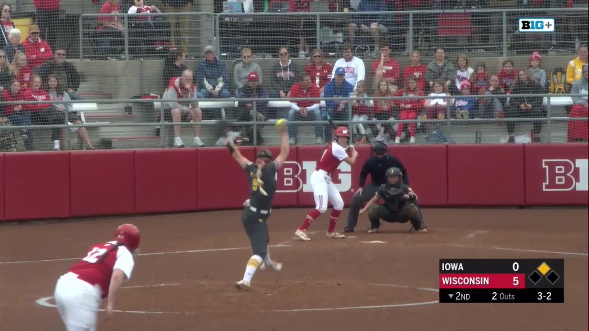 B2 | Wisconsin 7, Iowa 0 FULL COUNT, TWO OUTS...ANNDD A HOME RUN FOR @ellie_hubbs 💥 #OnWisconsin