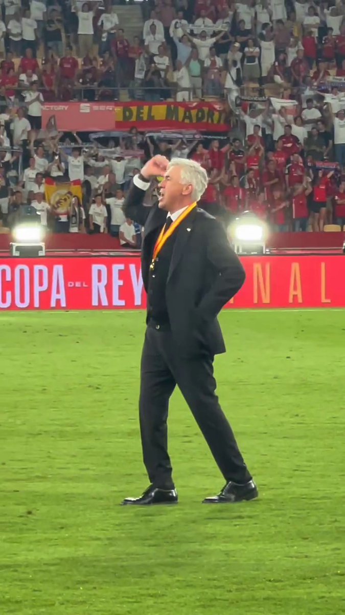 Carlo Ancelotti cantando con toda la afición del Real Madrid. Imposible no quererlo. 🤍