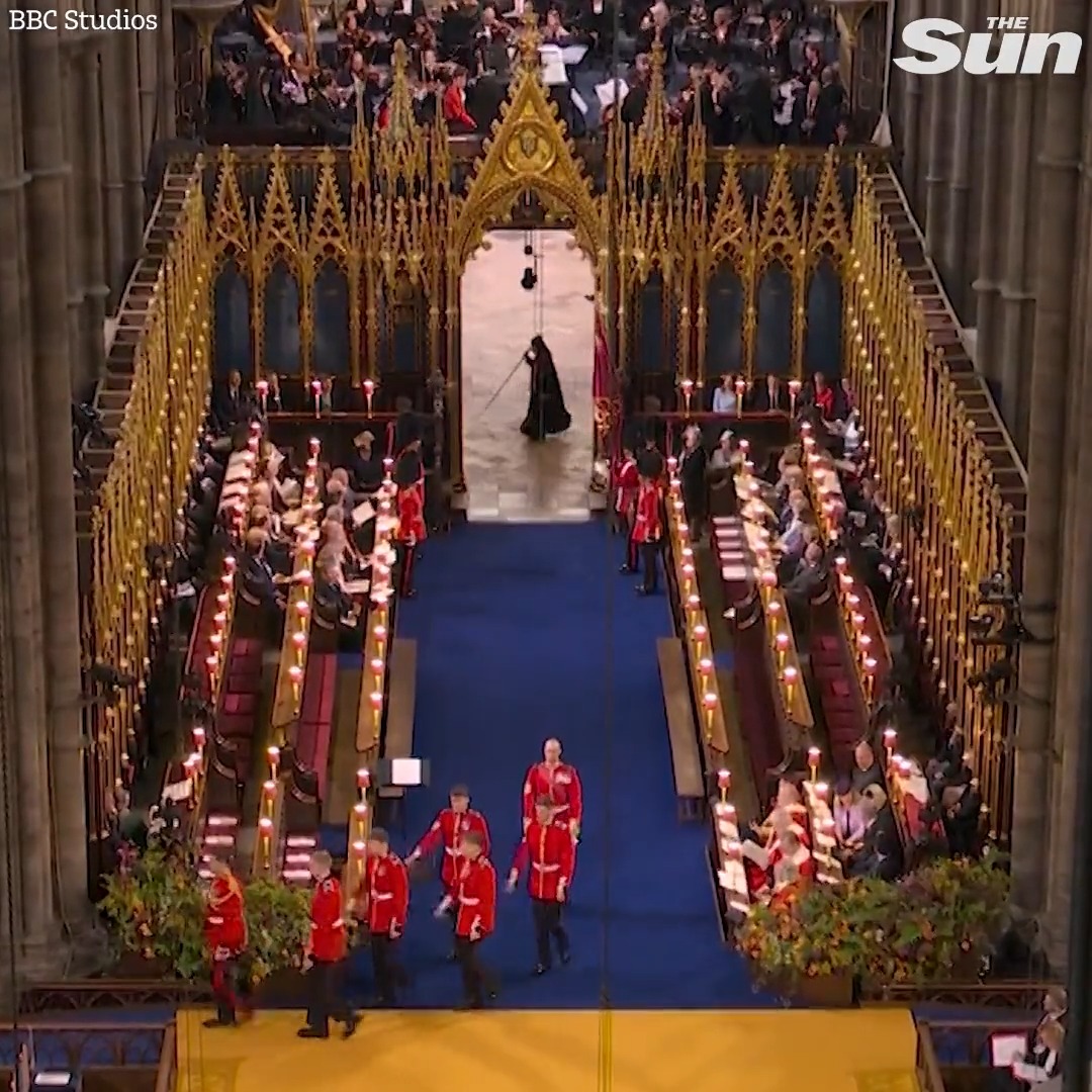 🇬🇧 CORONACIÓN DE CARLOS III 🇬🇧 Momento que ha desatado diversos comentarios tras la aparición de este "extraño" personaje en la Abadía de Westminster durante la coronación.