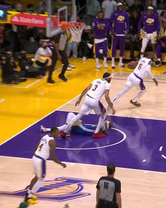 Moses Moody received a flagrant 1 foul for tripping Anthony Davis.