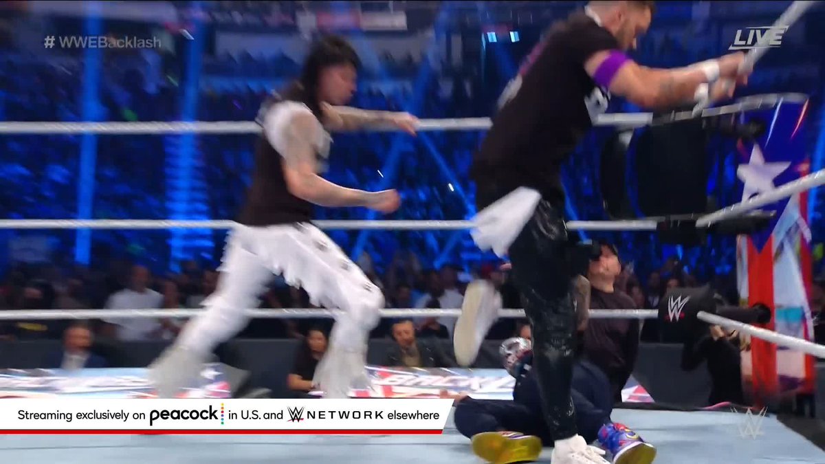 The roof just blew off for the return of CARLITO in Puerto Rico at #WWEBacklash!!! Now that ... THAT's cool! 🍎🍏