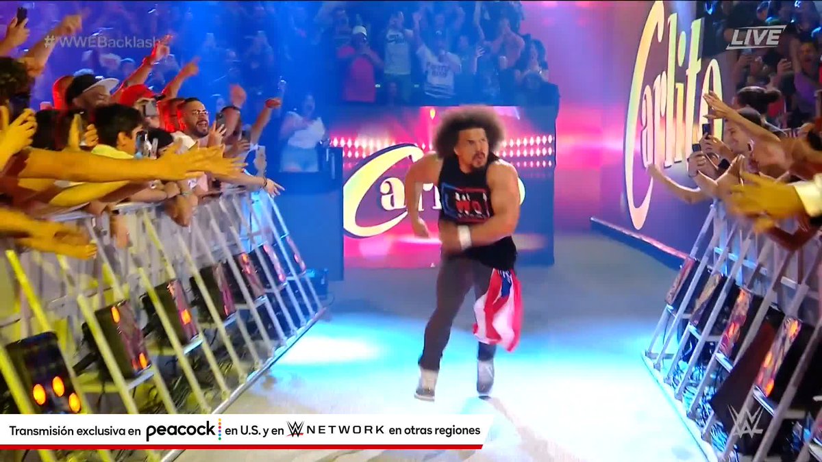 Nuestro amigo cool Carlito llegó a #WWEBacklash para ayudar a Benito Antonio 🍎😁👌