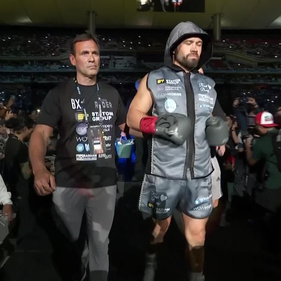 What an entrance for Canelo Alvarez 🙌 (via DAZN Boxing)