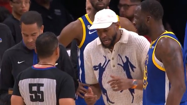 This nigga Iggy whining to the ref about LeBron’s patented spin move being a travel😭😭Yea ight bro, keep spectating on the bench, retirement is around the corner for you