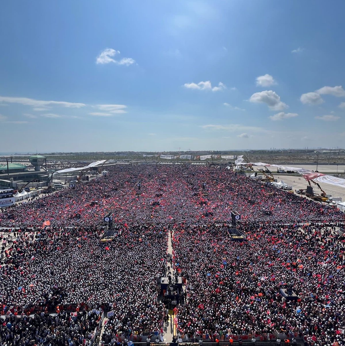 İstanbul MAŞALLAH rekor kırıyor. Cumhurbaşkanımızı bağrına basıyor. 1 milyon 700 bin kişi katılım sağladı. Allah’ım sana şükürler olsun.