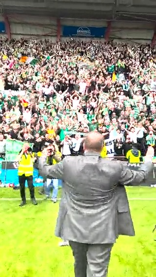 🎶 ANGE POSTECOGLOU 🎶 The Manager taking it all in! 💚 #CelticFC🍀🏆