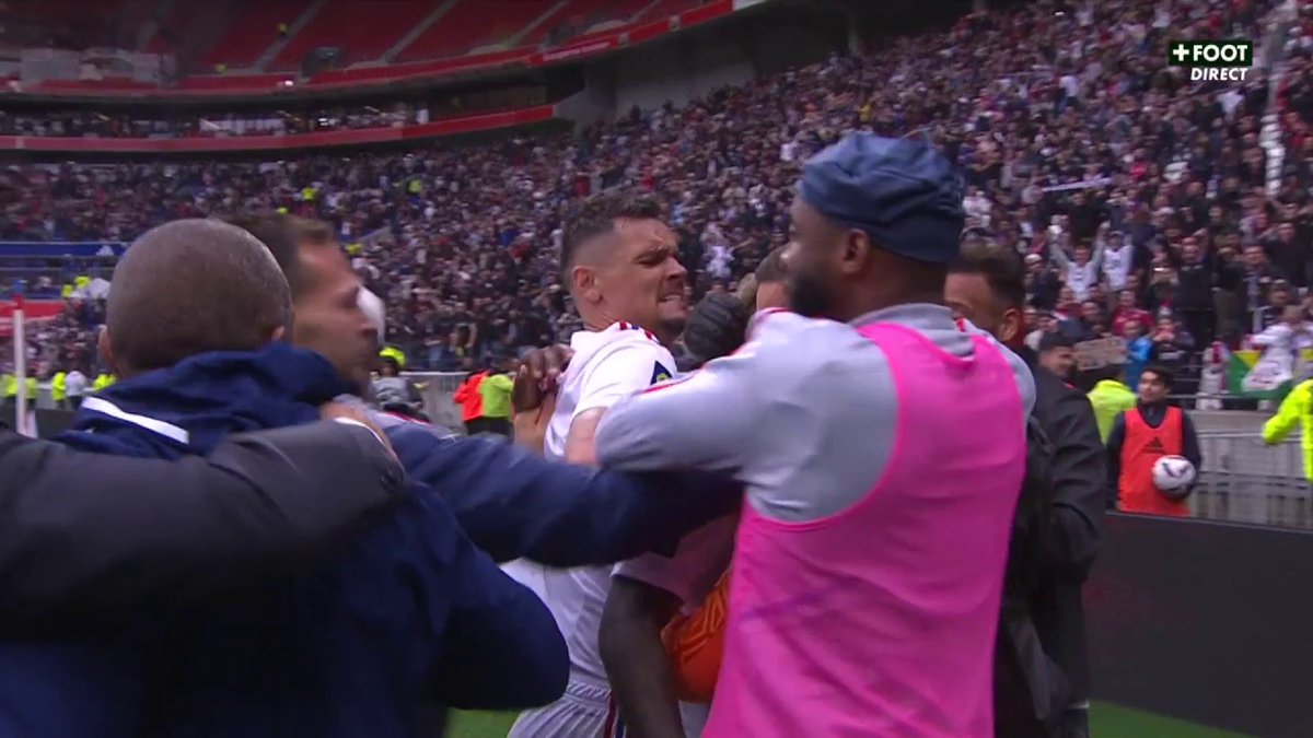La joie à Lyon après la victoire miraculeuse de l'OL à la dernière seconde. ❤️💙 🎥 CANAL+ Foot