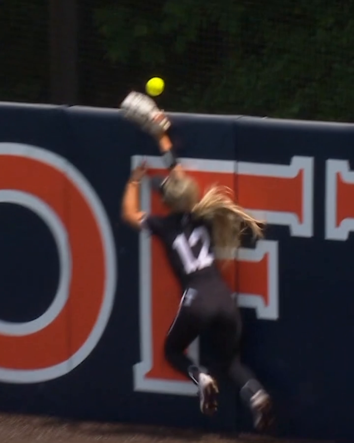 You may never see a home run like this again 😳 Auburn Softball