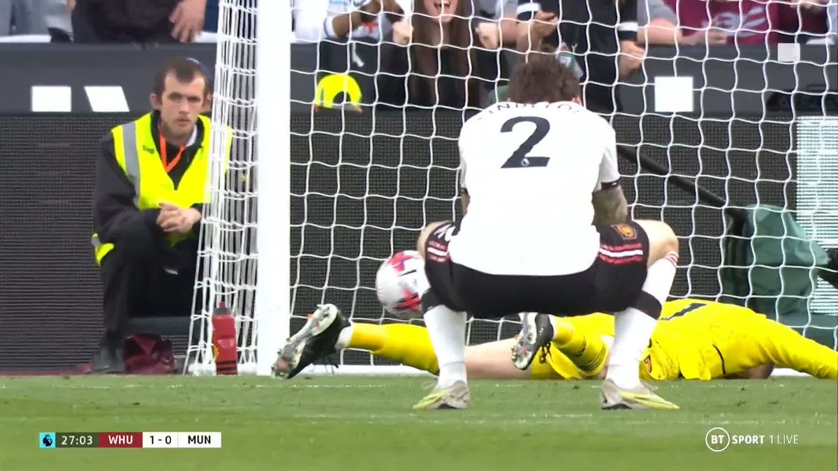 David de Gea will not want to see this one again! 🫣 Saïd Benrahma is gifted the opener of the game