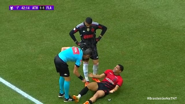 LANCE POLÊMICO! 👀 Vítor Roque caiu na área, mas a arbitragem não viu pênalti! E aí, o que achou do lance? #BrasileirãoNaTNT 🚨 Athletico x Flamengo está AO VIVO AGORA na TNT™ Brasil e na CazéTV: