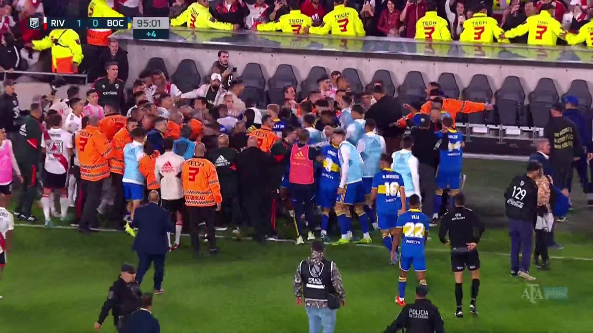 Here’s the seven minutes of carnage in the Superclásico from River Plate’s Miguel Borja scoring the winning penalty against Boca Juniors to the full on melee afterwards. 👊🏼