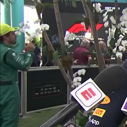 ¿Alguien me puede explicar POR FAVOR este momentazo con Fernando Alonso mirando las flores durante la entrevista de Checo? 😂😅🤣🌸💐 #MiamiDAZNF1🇺🇸