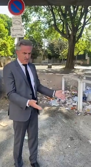 Juste à côté du monument aux morts de la Rose, dans le 13ème arrondissement de Marseille... un tas d'immondices. Et la mairie de secteur ne fait évidemment rien. Même pas un peu de propreté pour le 8 mai...