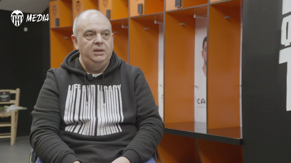 🏟️ 𝙈𝙚𝙨𝙩𝙖𝙡𝙡𝙖 𝙙𝙚𝙨𝙙𝙚 𝙙𝙚𝙣𝙩𝙧𝙤 | Javier Vicente Pérez Uno de los dos únicos camareros que han tenido los jugadores del Valencia CF en #Mestalla Junto a su padre, forma parte de la historia del templo valencianista 💯 #ADNVCF 🦇 #CORVCF